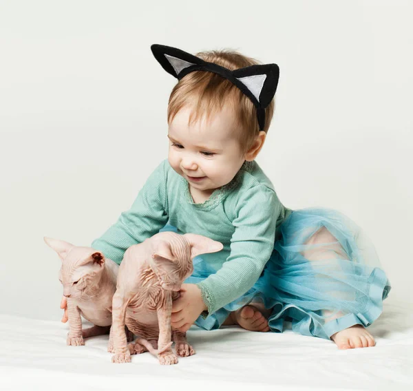 Cute baby girl with kittens at home — Stock Photo, Image