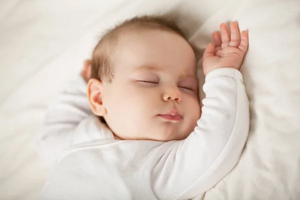Bebê recém-nascido adormecido em fundo branco. Pequena criança adormecida , — Fotografia de Stock