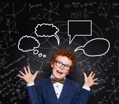 Komik çocuk tahtada eğleniyor. 