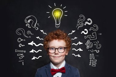 Ampullü küçük çocuk gözlükleri. Beyin fırtınası ve fikir 