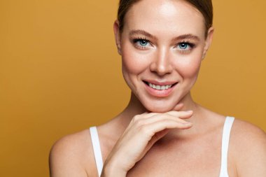 Güzel yüz, yakından. Sağlıklı kadın portresi. Doğal güzellik.