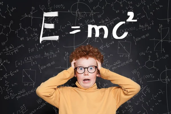 Şok olmuş çocuk, bilim ve matematik formülleri.