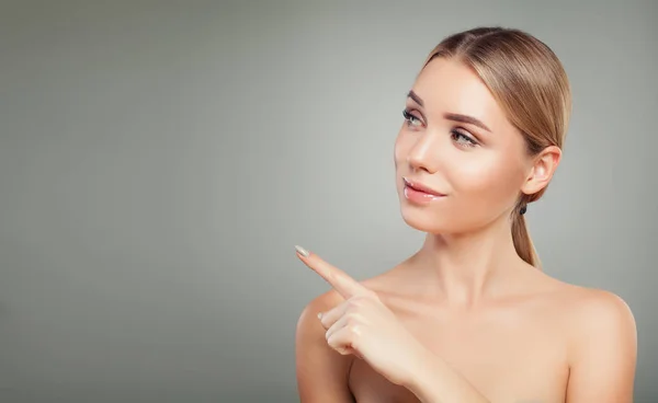 Mooie jonge gezonde vrouw wijzend — Stockfoto