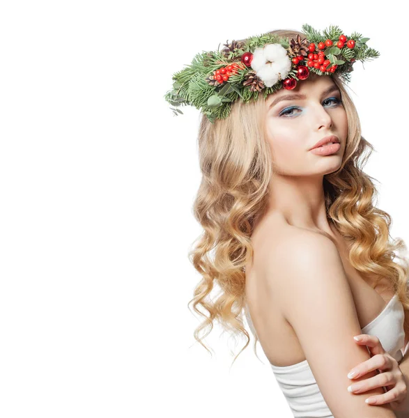 Linda bela jovem na coroa de Natal grinalda isolada — Fotografia de Stock