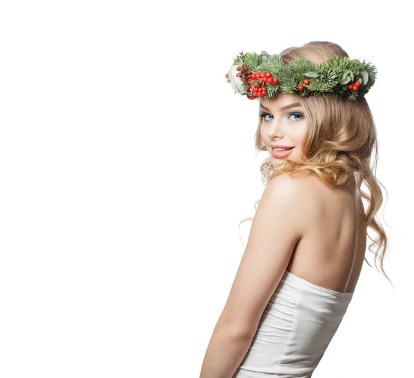 크리스마스 갈랜드의 아름다운 여성 이 하얀 옷을 입고 고립되어 있는 모습 — 스톡 사진