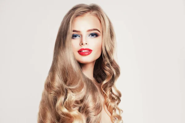 Pretty blonde model woman with long healthy curly hair on white — 图库照片