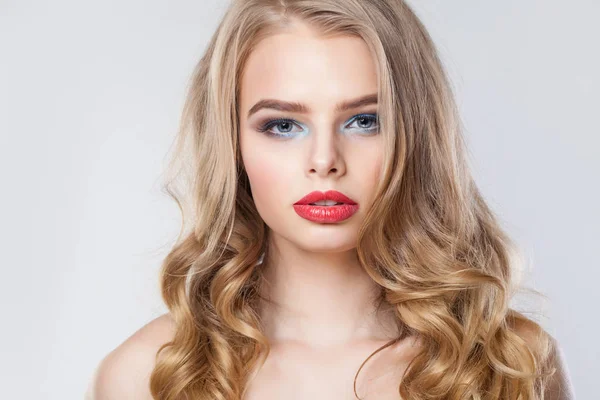 Elegancka blondynka z długimi zdrowymi kręconymi włosami i czerwonymi ustami — Zdjęcie stockowe