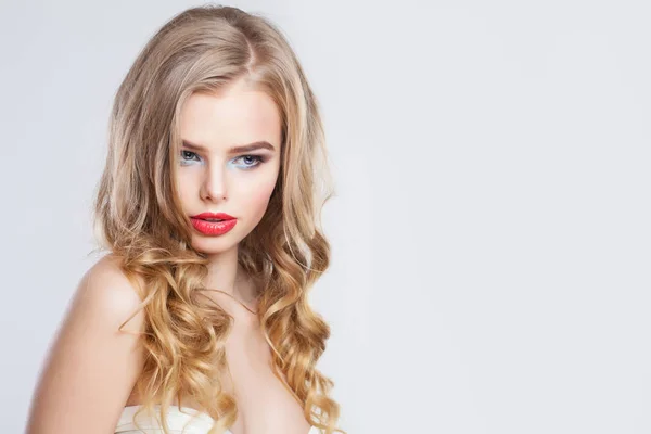 Sensual blonde woman with long healthy curly hair and red lips — 스톡 사진