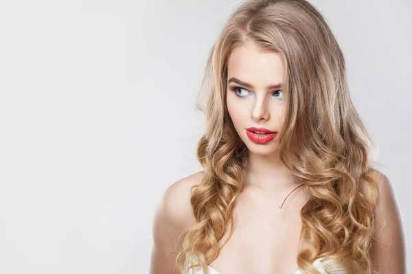 Vacker blond kvinna ser en sida på vit bakgrund — Stockfoto