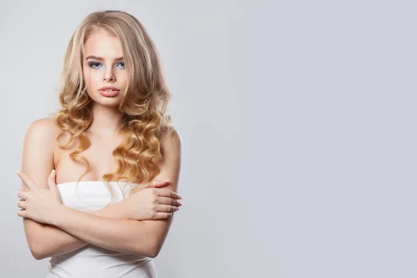 Perfekte blonde Frau auf weiß — Stockfoto