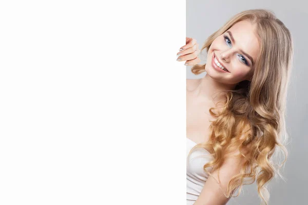 Smiling woman holding empty white signboard card — Stock Fotó