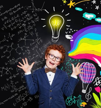 Okulun arka planında kızıl saçlı yaramaz çocuk.