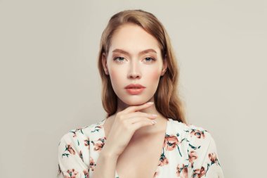 Uzun saçlı ve beyaz makyajlı mükemmel zarif bir kadın. 