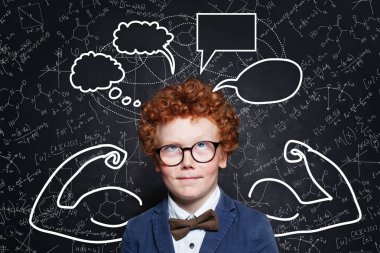 Boş konuşma bulutları olan küçük bir çocuk.
