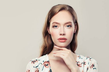 Mükemmel makyajlı ve saçları olan güzel bir kadın yüzü. 