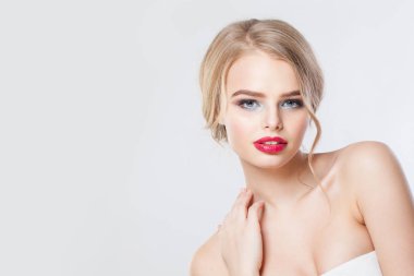 Beyaz pankartta kadın yüzü. Kırmızı dudaklar, sarı updo saç