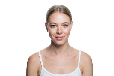 Beyaz arka planda izole edilmiş genç bir modelin portresi.
