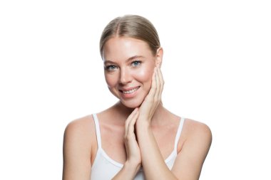 Beyaz arka planda izole edilmiş mutlu genç model kadın portresi