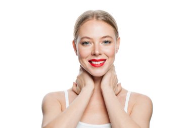 Güzel bir kadın ellerine dokunuyor, boynu beyazda soyutlanmış. 