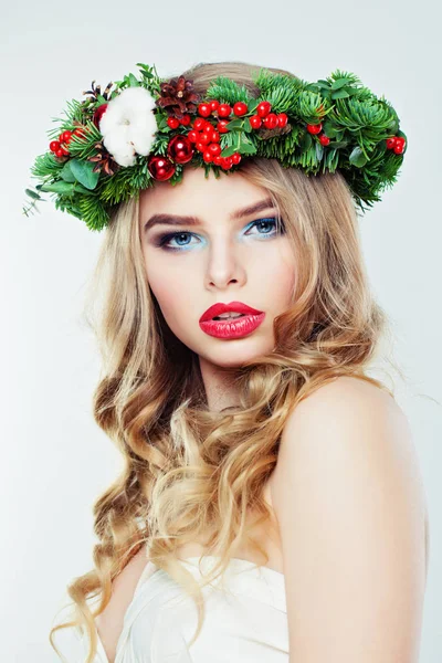 Perfeito jovem mulher na coroa de Natal grinalda — Fotografia de Stock
