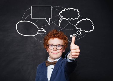 Komik küçük çocuk ve boş konuşma bulutları tahtada kabarcıklar oluşturuyor. 