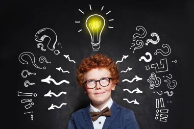 Tahta arka planda ampulü olan tatlı bir öğrenci.