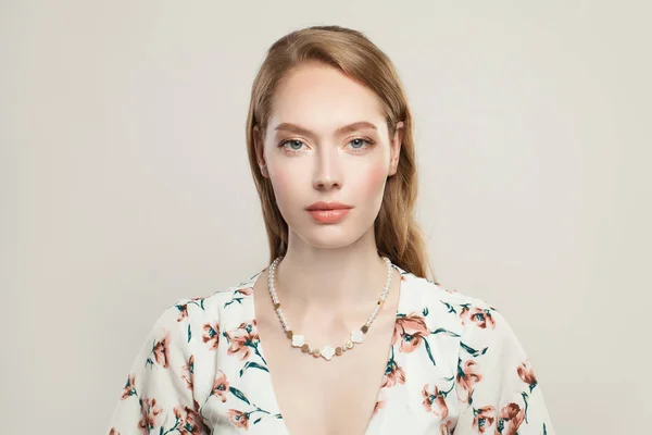 Smycken kvinna mode modell bär lyxigt halsband med pärlor — Stockfoto