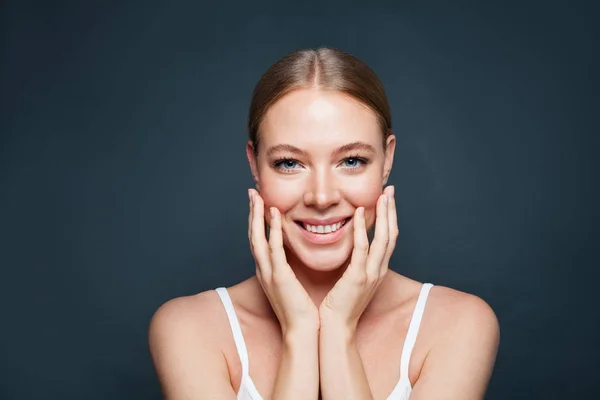 Vacker kvinna ansikte på blå bakgrund. Glad kvinna modell ler — Stockfoto