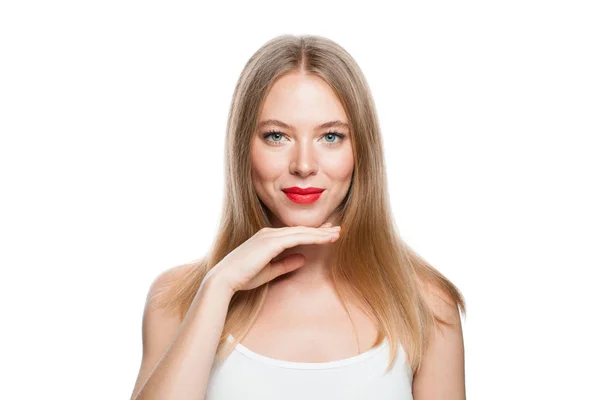 Mujer joven con cabello rubio aislado sobre fondo blanco . —  Fotos de Stock