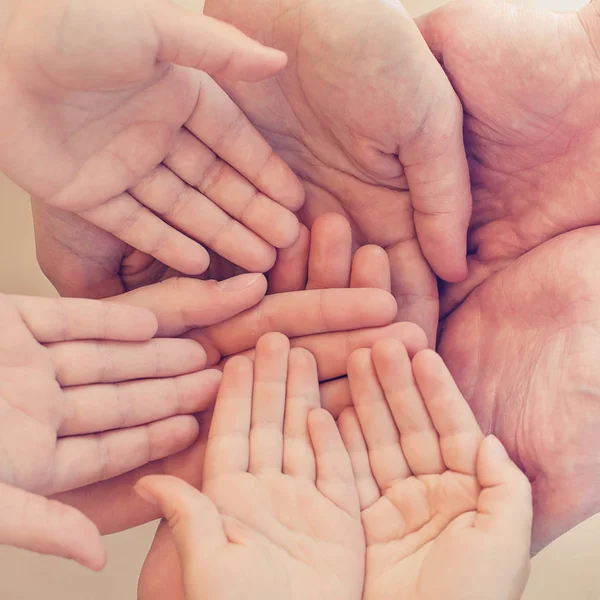 Concepto de familia y amigos. Muchas manos humanas juntas, vista superior — Foto de Stock