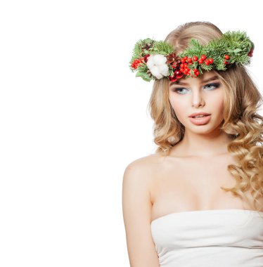 Noel çelengi giymiş çekici genç bir kadın beyaz bir çelenkle izole edilmiş.