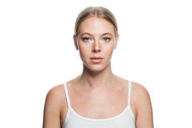 Beyaz arka planda soyutlanmış güzel bir kadın.