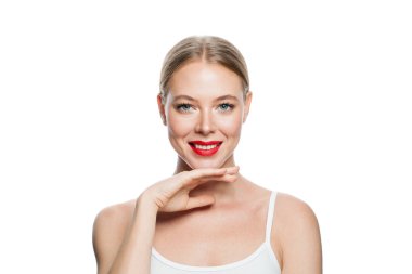 Temiz ciltli sağlıklı model kadın beyaz arka planda izole edilmiş.