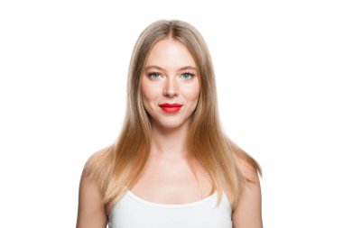 Beyaz arka planda sarı saçlı güzel bir kadın..