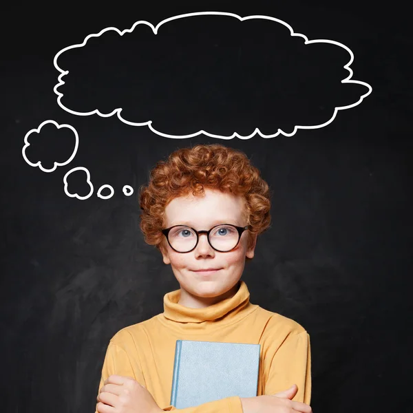 Kleiner Junge in Brille mit leeren Sprechblasen — Stockfoto