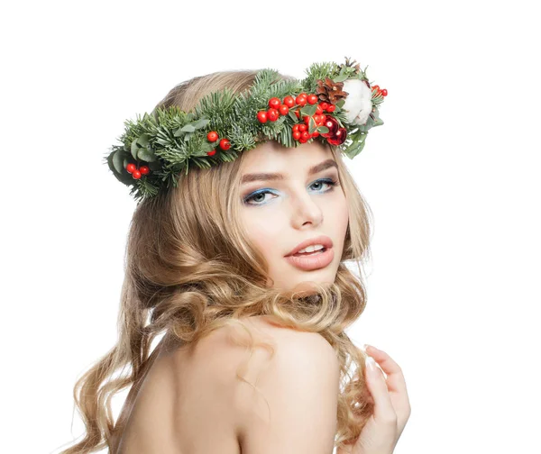 Jovem mulher na coroa de Natal grinalda isolada no branco — Fotografia de Stock