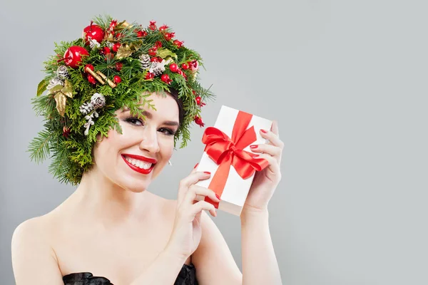 Szczęśliwa kobieta uśmiechnięta i pokazując białe pudełko świąteczne — Zdjęcie stockowe