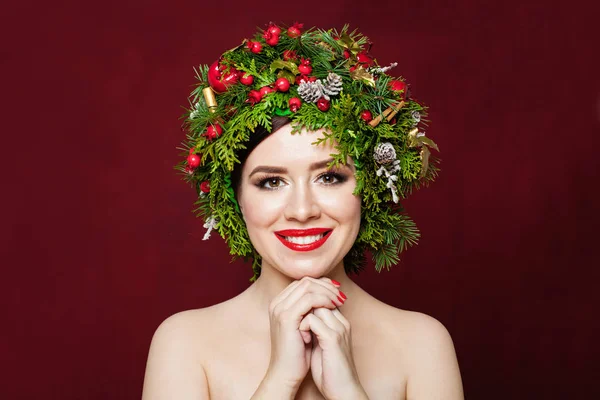 穿着红色背景圣诞装束的可爱微笑的女人 — 图库照片
