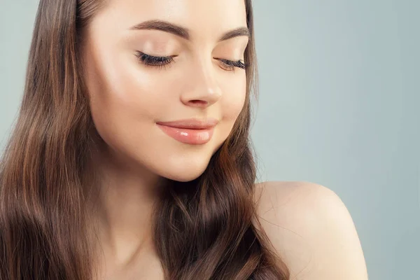 Schöne Frau mit gesunder Haut und braunen Haaren, die lächelt — Stockfoto