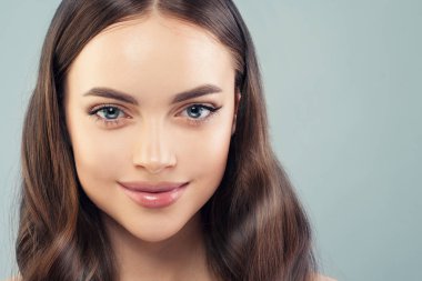 Mükemmel güzellik. Genç bayan model yakın plan portresi. Cilt bakımı 