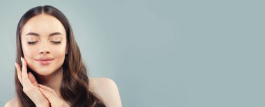 Mükemmel bir genç model kadın portresi. Gözler kapalı. 