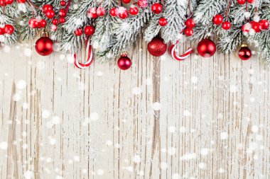 Kış kartı geçmişi. Kırmızı Noel süslemesi