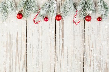 Mutlu Noeller. Yeşil köknar ve karlı Xmas dekoru 