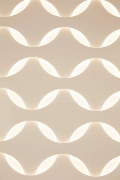 Abstrakt vit bakgrund med ljus lampor i väggen — Stockfoto