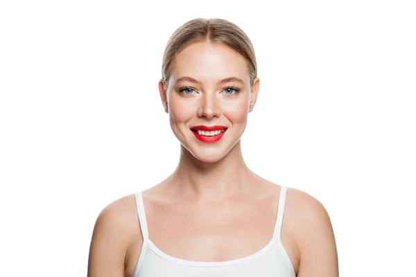 Улыбающаяся женщина со здоровой чистой кожей на белом фоне — стоковое фото