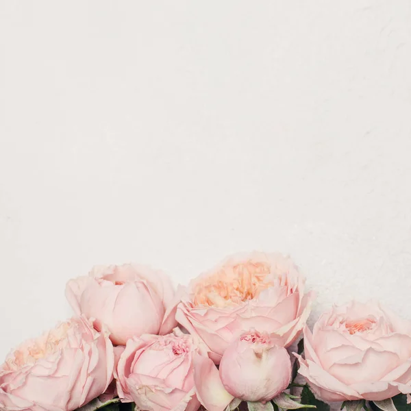 Hermosa tarjeta de pastel con flores de rosa —  Fotos de Stock