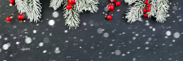 暗い背景に雪とクリスマスの境界線 — ストック写真