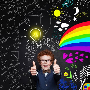 Okul üniformalı çocuk bilim formülleriyle kara tahtada.