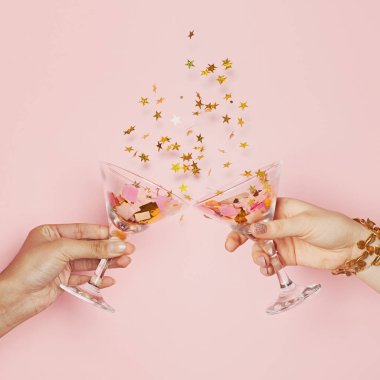 Kutlama ve tatil geçmişi. İki el çene. Şarap kadehi.