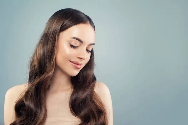 Mujer linda joven con el pelo castaño largo. Tratamiento facial —  Fotos de Stock